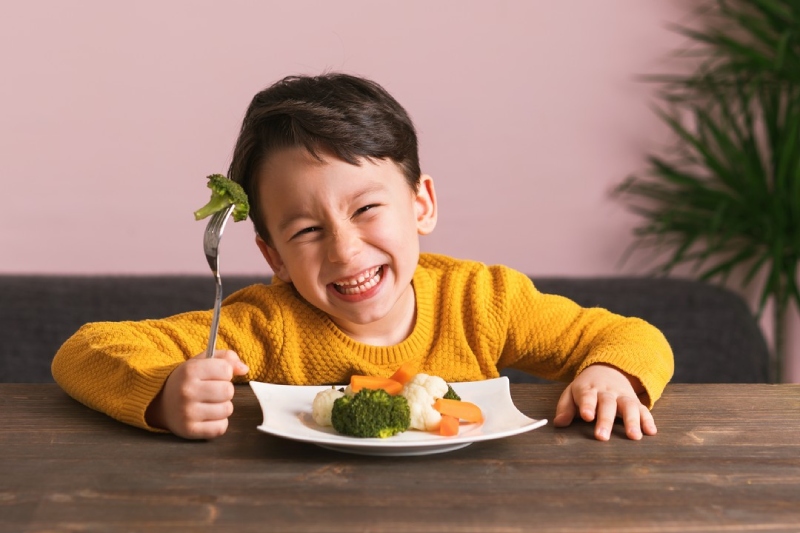 chłopiec jedzący warzywa